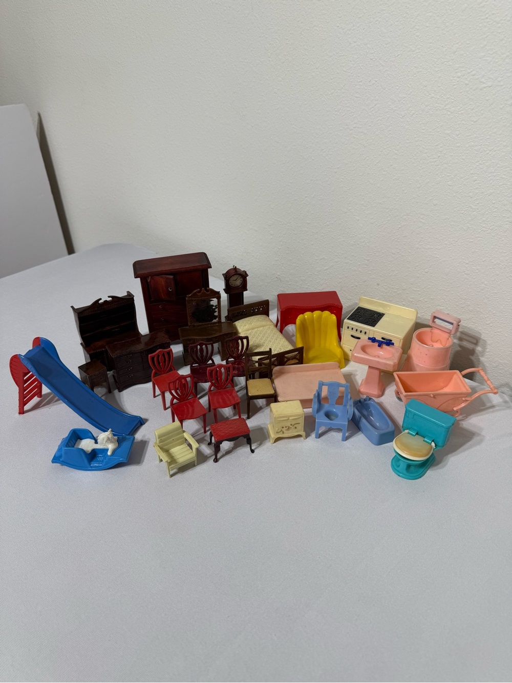 Vintage Doll House Furniture RENWAL, & UNMARKED Lot Of 28 Mixed Pieces